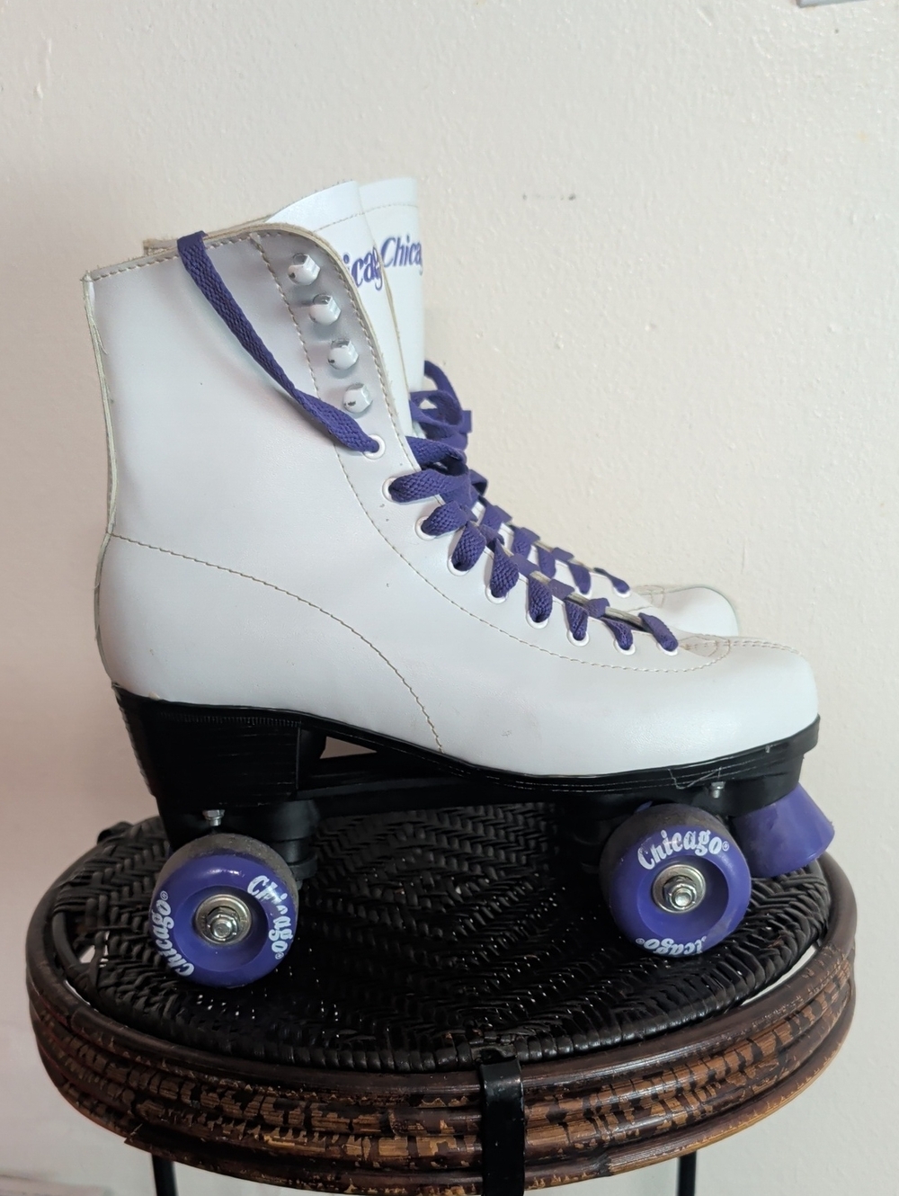 Vintage Chicago Roller Skates  Ladies Size 10 White w/ Purple Wheels